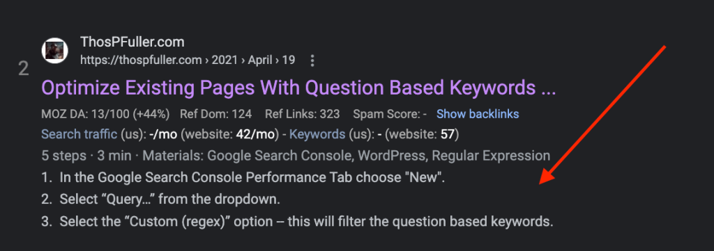 Search Result Page for the article entitled "Discover Which Question based keywords your site ranks for now" with a red pointer to the HowTo Schema rich snippet which is visible in the Google search engine results page (SERP) as a rich snippet and should improve SEO.
